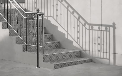 betónové schody s keramickou dlažbou