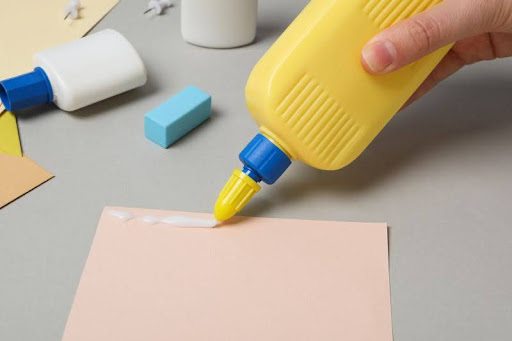 lepenie farebného papiera tekutým lepidlom