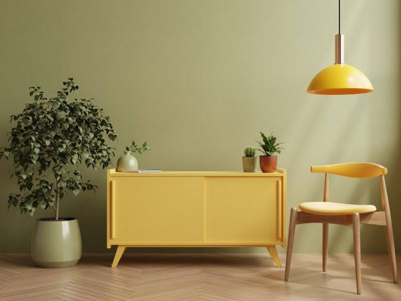 nábytok v živých farbách – žltá skrinka, stolička a rastliny