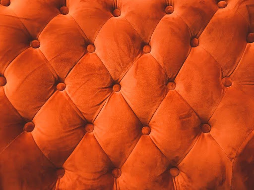 oranžový semišový gauč zblízka