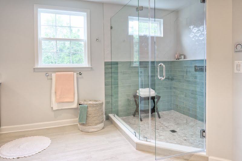 kúpeľňa so sprchovým kútom so sklenenými dvierkami