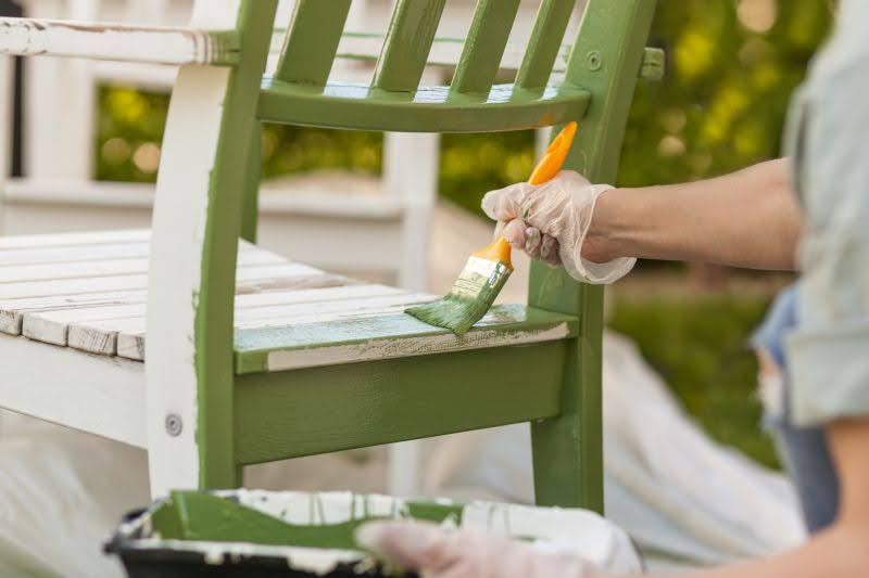 maľovanie starej drevenej stoličky zelenou farbou