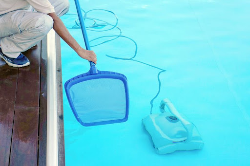 čistenie bazéna pomocou sieťky