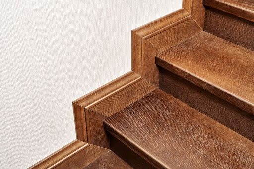 schody s dreveným obkladom zblízka
