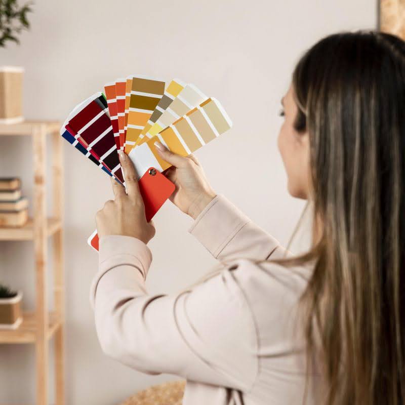 žena si vyberá farby do kuchyne zo vzorkovníka