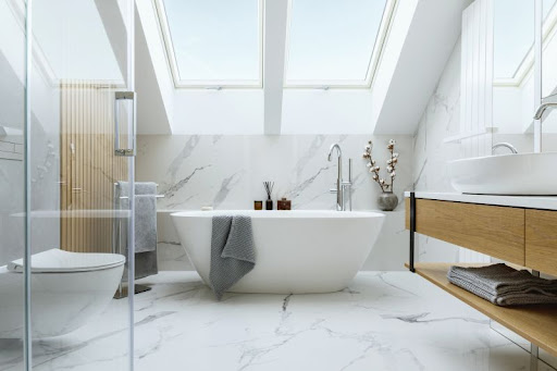 čistá kúpeľňa s moderným vybavením v bielej farbe