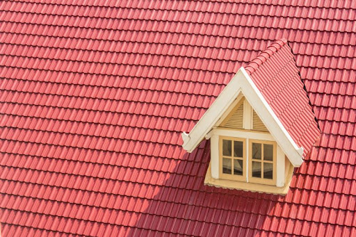 červená strecha s vikierom s malým okienkom