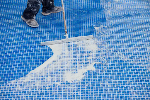 čistenie podlahy v bazéne