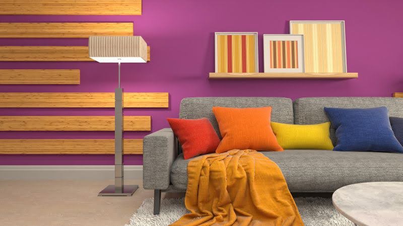 obývačka s kombináciou dreva, fialovej a sedačkou sivej farby s rôznofarebnými vankúšmi